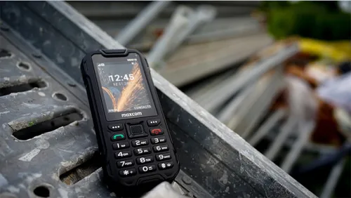 Telefon-MAXCOM-Strong-MM918-4G-Czarny-lifestyle-3.jpg